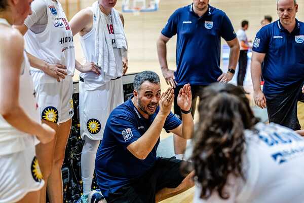 Mannschaft und Trainer SYNTAINICS MBC